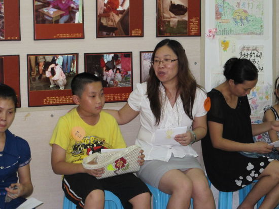 2012年，珠海协作者亲子活动：刘云妈妈（伟创力16年员工）在介绍刘云的一些特点。